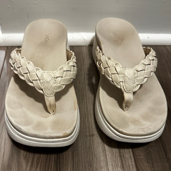 Vionic Shoes - Vionic Kenji Sandal Flip Flops size 7.5, ivory/tan color neutral